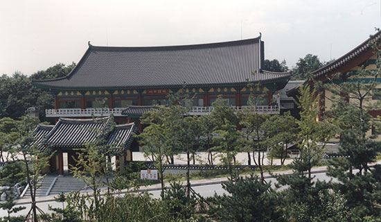 Construction of the Korean Studies Hall is completed.