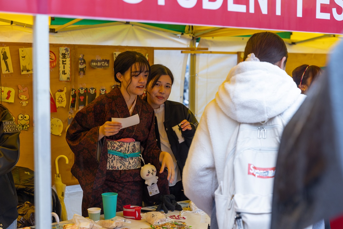 ISF에 일본 학생들이 자국 옷을 입고 부스에 참여하고 있다.