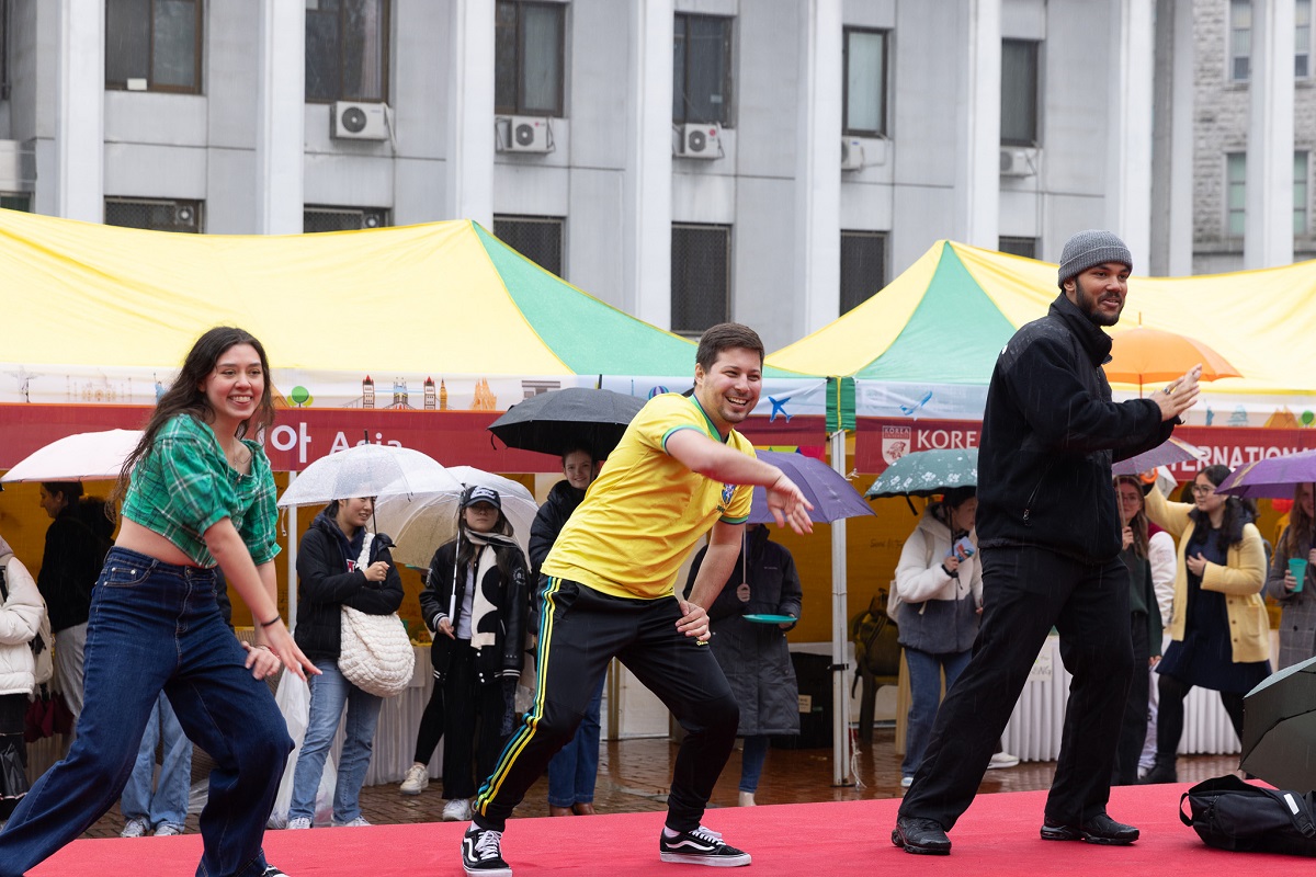 ISF의 탤런스 쇼에서 브라질 학생 3명이 춤을 추고 있다.
