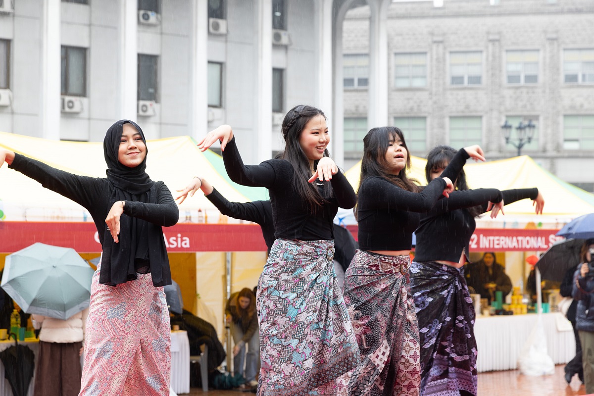 ISF 탤런트 쇼에서 인도네시아 학생들이 단체로 춤을 추고 있다.