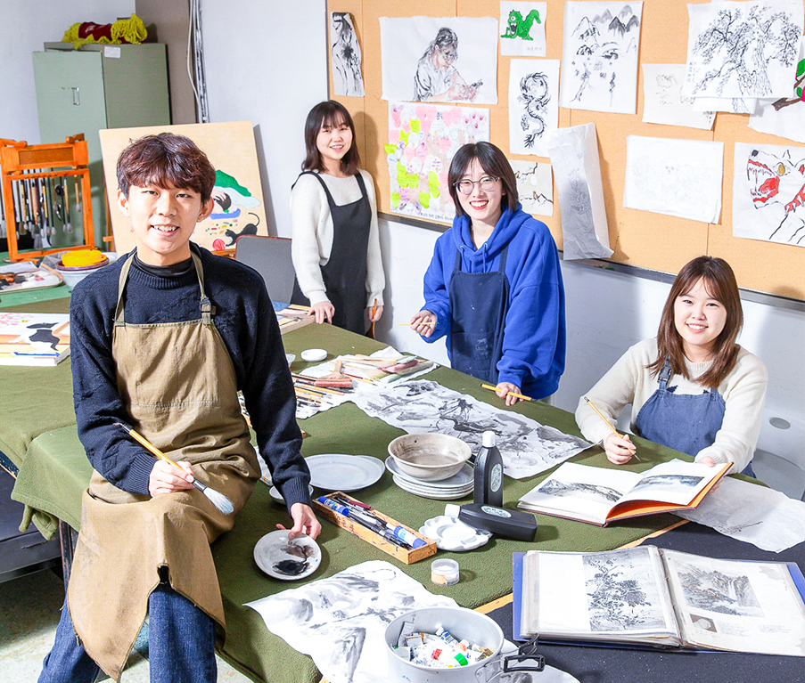 한국화회 동아리방 테이블 위에서 작업하는 부원들
