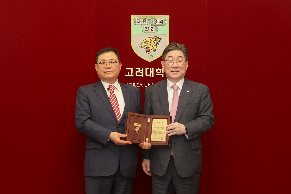 김동원 총장(오른쪽)과 손영주 (주)도솔 대표가 기념 사진을 찍고 있다.