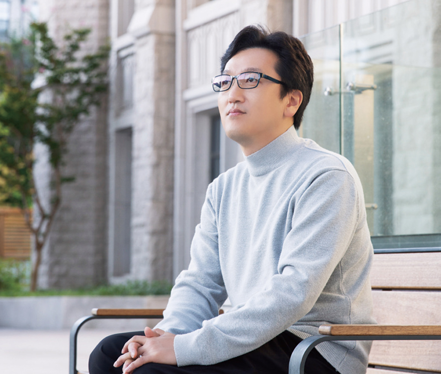 SK미래관 야외벤치에 앉아있는 한민 작가의 옆모습