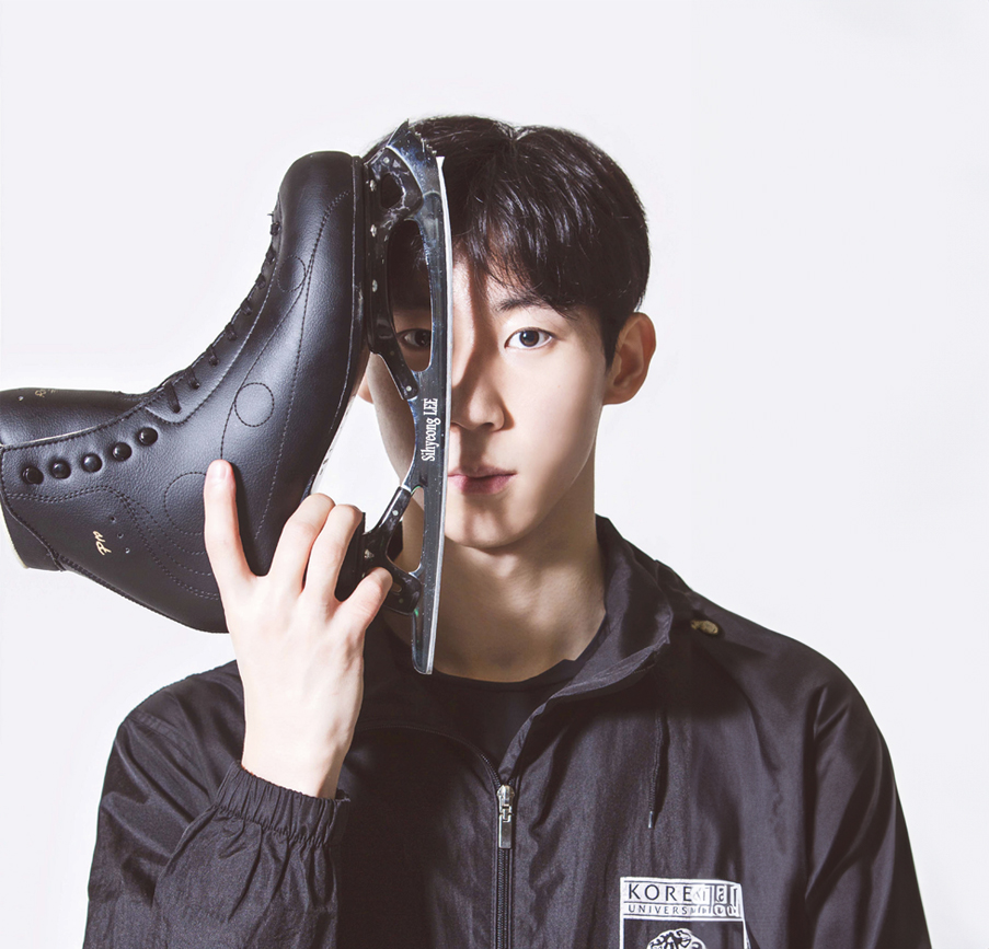 커피리브레 앞 의자에 앉아 커피잔을 들고 있는 서필훈 대표