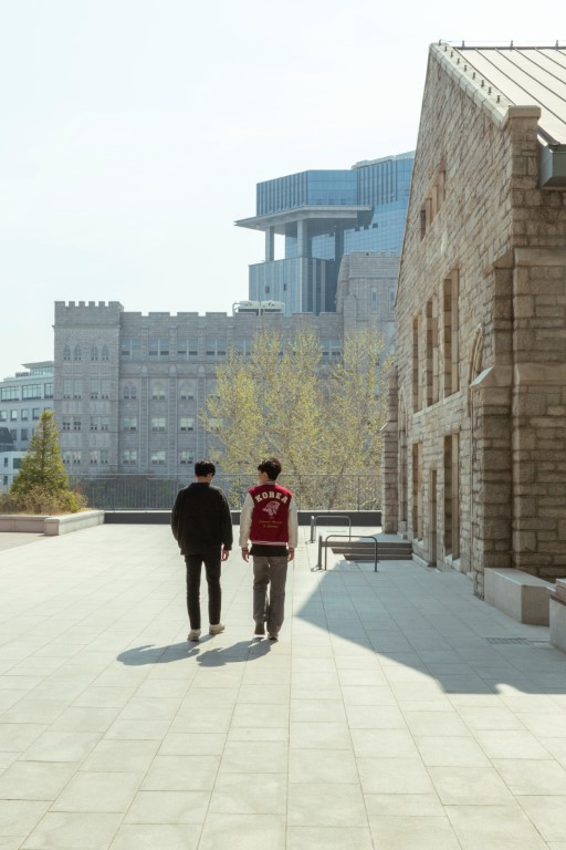 두 명의 학생이 교정을 걷는 모습