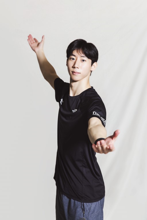 양팔을 위아래로 펼쳐 포즈를 취하는 이시형 선수
