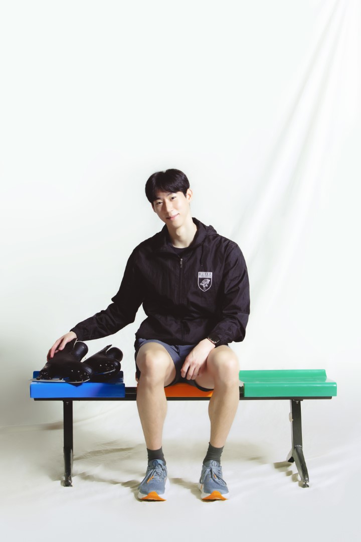 벤치에 앉아 스케이트화에 손을 올린 이시형 선수