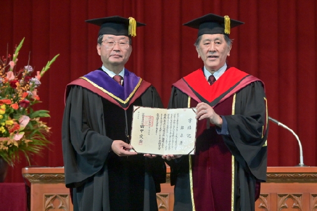 President Chung Jin Taek receives an honorary doctorate in scien... 대표 이미지